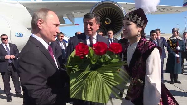 Владимир Путинро дар Қирғизистон бо гулчанбар пешвоз гирифтанд - Sputnik Тоҷикистон