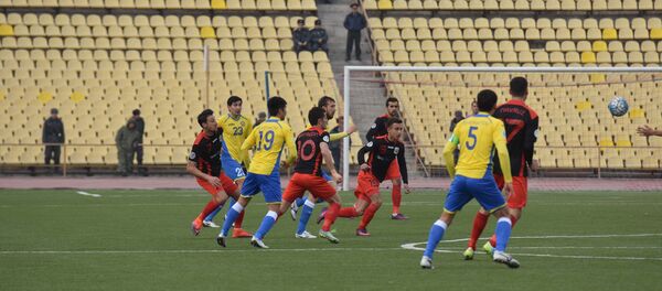 На Центральном стадионе в Душанбе Хосилот встречался в ответном матче предварительного раунда Кубка АФК-2017 с командой из Кыргызстана - Дордой - Sputnik Таджикистан