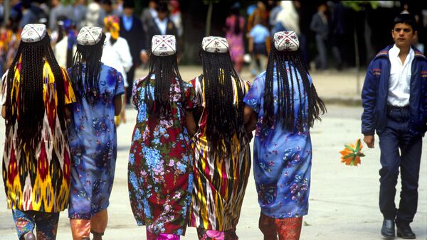 Девушки в национальной таджикской одежде, архивное фото - Sputnik Тоҷикистон