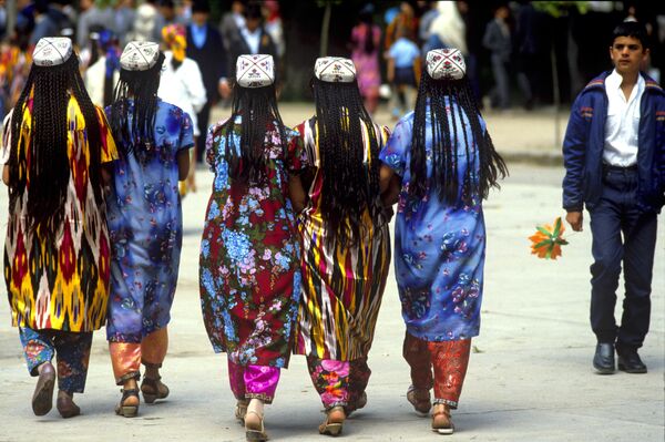 Девушки в национальной таджикской одежде, архивное фото - Sputnik Таджикистан