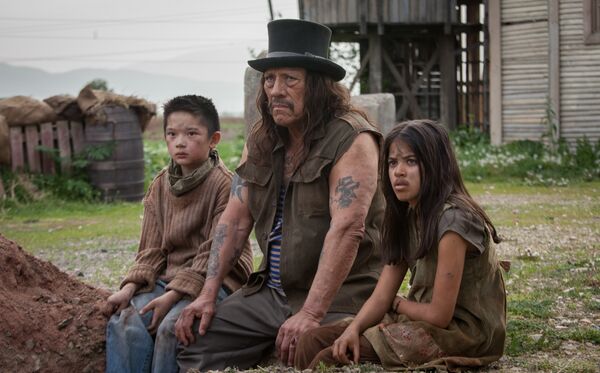 Знаменитый Дэнни Трехо готов предстать в образе сурового героя Знаменитый Дэнни Трехо готов предстать в образе сурового героя - Sputnik Таджикистан