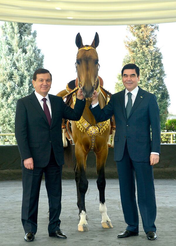 Президент Узбекистана Шавкат Мирзиёев и глава Туркменистана Гурбангулы Бердымухамедов - Sputnik Тоҷикистон