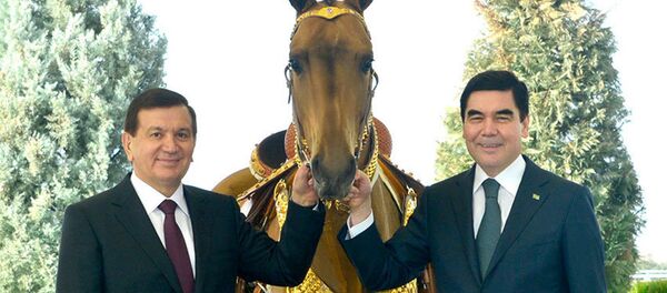 Президент Узбекистана Шавкат Мирзиёев и глава Туркменистана Гурбангулы Бердымухамедов Президент Узбекистана Шавкат Мирзиёев и глава Туркменистана Гурбангулы Бердымухамедов - Sputnik Таджикистан