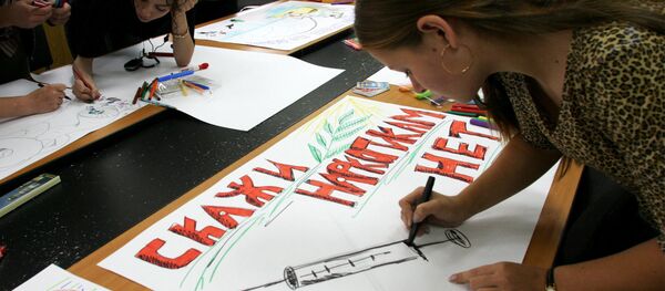 Участники акции Студенчество против наркотиков - Sputnik Таджикистан