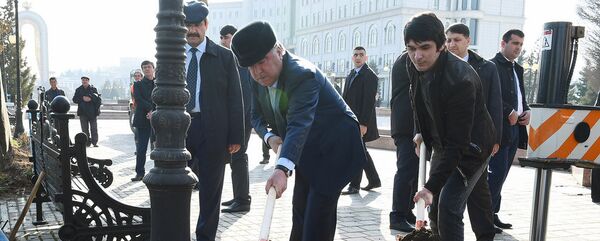 Эмомалӣ Раҳмон ва писараш Сомон - Sputnik Тоҷикистон