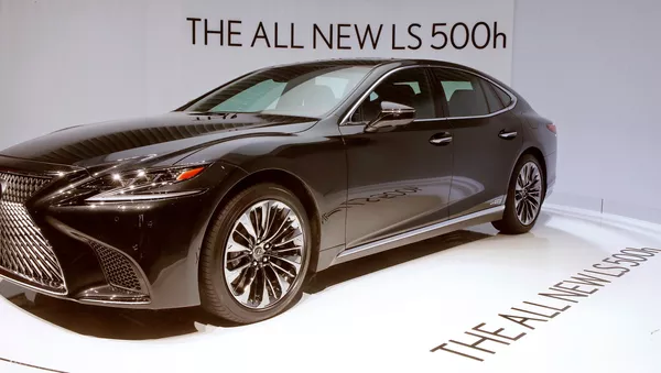 Lexus LS500h должен стать сильным конкурентом BMW 7-серии и Mercedes S-класс - Sputnik Тоҷикистон