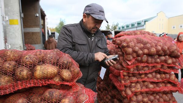 Продажа картофеля на рынке - Sputnik Тоҷикистон