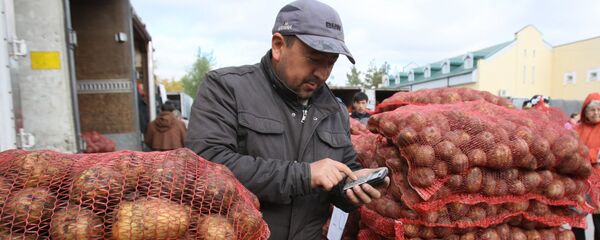 Продажа картофеля на рынке - Sputnik Таджикистан
