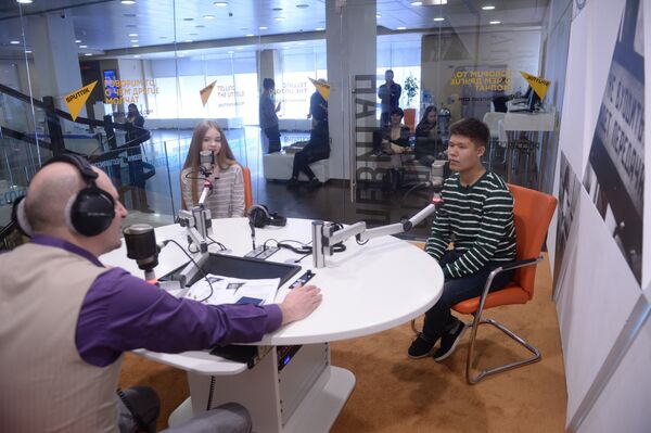 Анастасия Кравченя, Владислав Лоскутов и обозреватель радиовещания Sputnik на русском языке Алексей Красильников Анастасия Кравченя, Владислав Лоскутов и обозреватель радиовещания Sputnik на русском языке Алексей Красильников - Sputnik Таджикистан