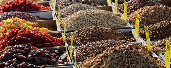 Продажа орехов и сухофруктов на продовольственной ярмарке, архивное фото - Sputnik Таджикистан