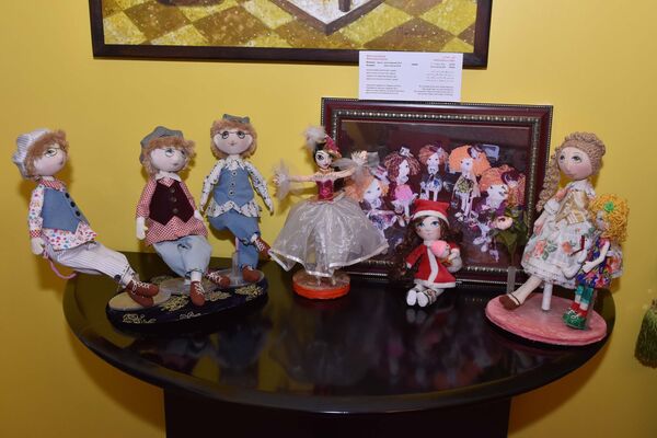 Куклы, как люди: в Душанбе открылась выставка Аззы Каноат - Sputnik Таджикистан