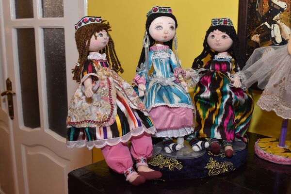 Куклы, как люди: в Душанбе открылась выставка Аззы Каноат - Sputnik Таджикистан