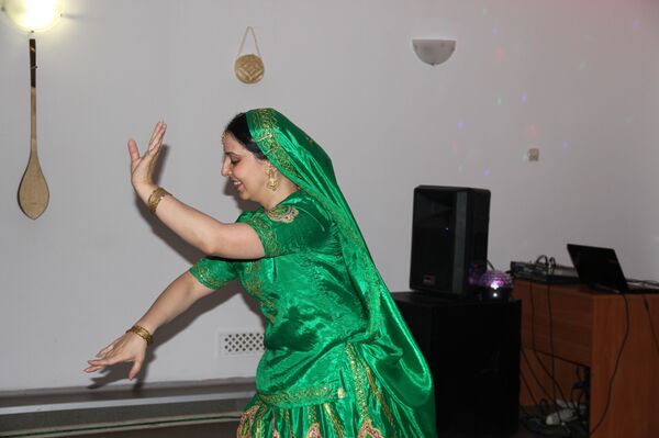 Рақси ҳиндӣ дар базми Наврӯзии Маскав Рақси ҳиндӣ дар базми Наврӯзии Маскав - Sputnik Тоҷикистон