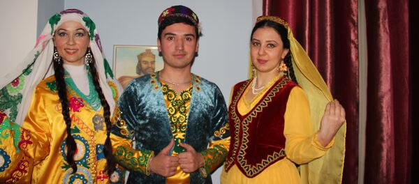 Раққосони ансамбли Гулчин дар Маскав - Sputnik Таджикистан