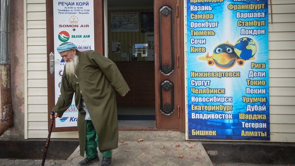 Мужчина выходит возле авиакасс в городе Душанбе в Таджикистане. - Sputnik Таджикистан