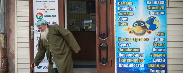 Мужчина выходит возле авиакасс в городе Душанбе в Таджикистане. Мужчина выходит возле авиакасс в городе Душанбе в Таджикистане. - Sputnik Тоҷикистон