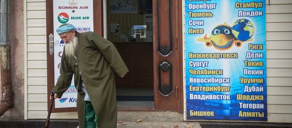 Мужчина выходит возле авиакасс в городе Душанбе в Таджикистане. Мужчина выходит возле авиакасс в городе Душанбе в Таджикистане. - Sputnik Таджикистан