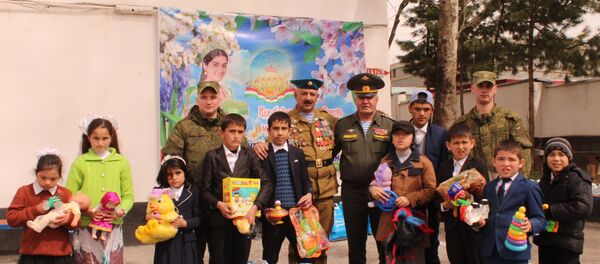 Военные 201-й РВБ поздравили воспитанников интерната с Наврузом - Sputnik Таджикистан