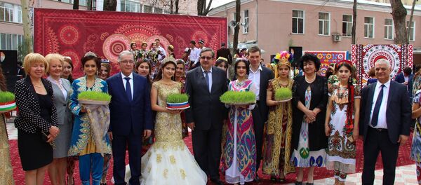 Посол РФ в РТ Игорь Лякин-Фролов и ректор Российско-Таджикского Славянского университета (РТСУ) Нурали Салихов - Sputnik Таджикистан