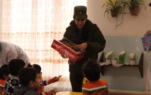 Военнослужащие 201-й базы посетили столичный детский дом Малютка№2 - Sputnik Таджикистан