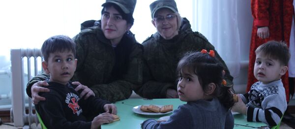 Военнослужащие 201-й базы посетили столичный детский дом Малютка№2 Военнослужащие 201-й базы посетили столичный детский дом Малютка№2 - Sputnik Таджикистан