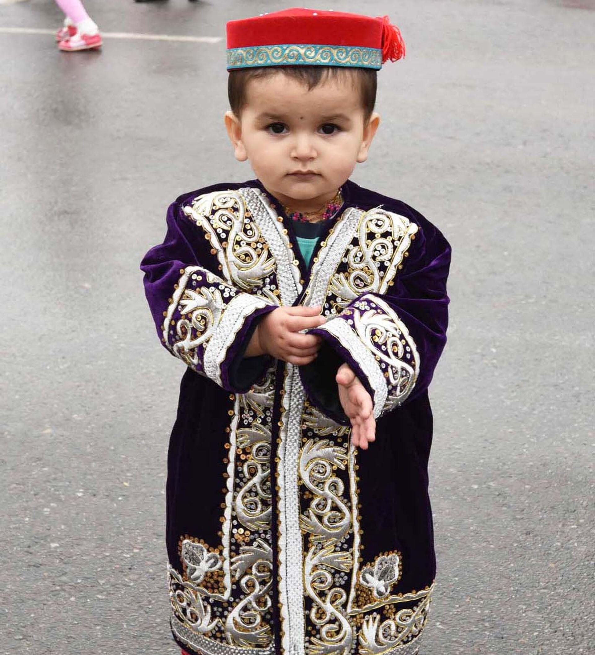 Таджикские узбеки. Национальная одежда Таджикистана чапан. Таджикский костюм для мальчика. Костюм узбекского мальчика. Детский узбекский костюм.