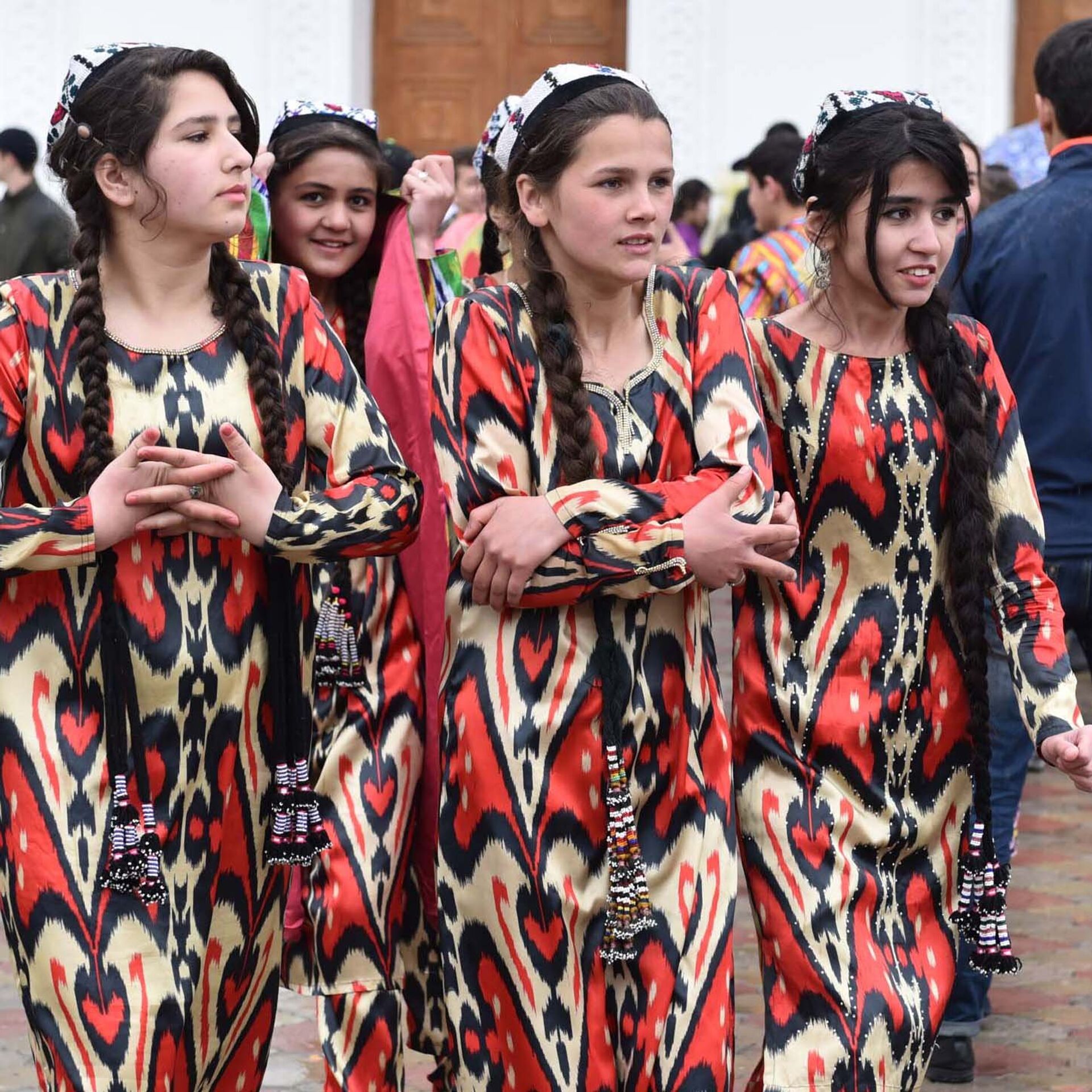 Таджики какой национальности. Население Душанбе Таджикистан. Мода в Таджикистане 2023. Навруз Таджикистан Душанбе. Таджикское национальное платье чакан.