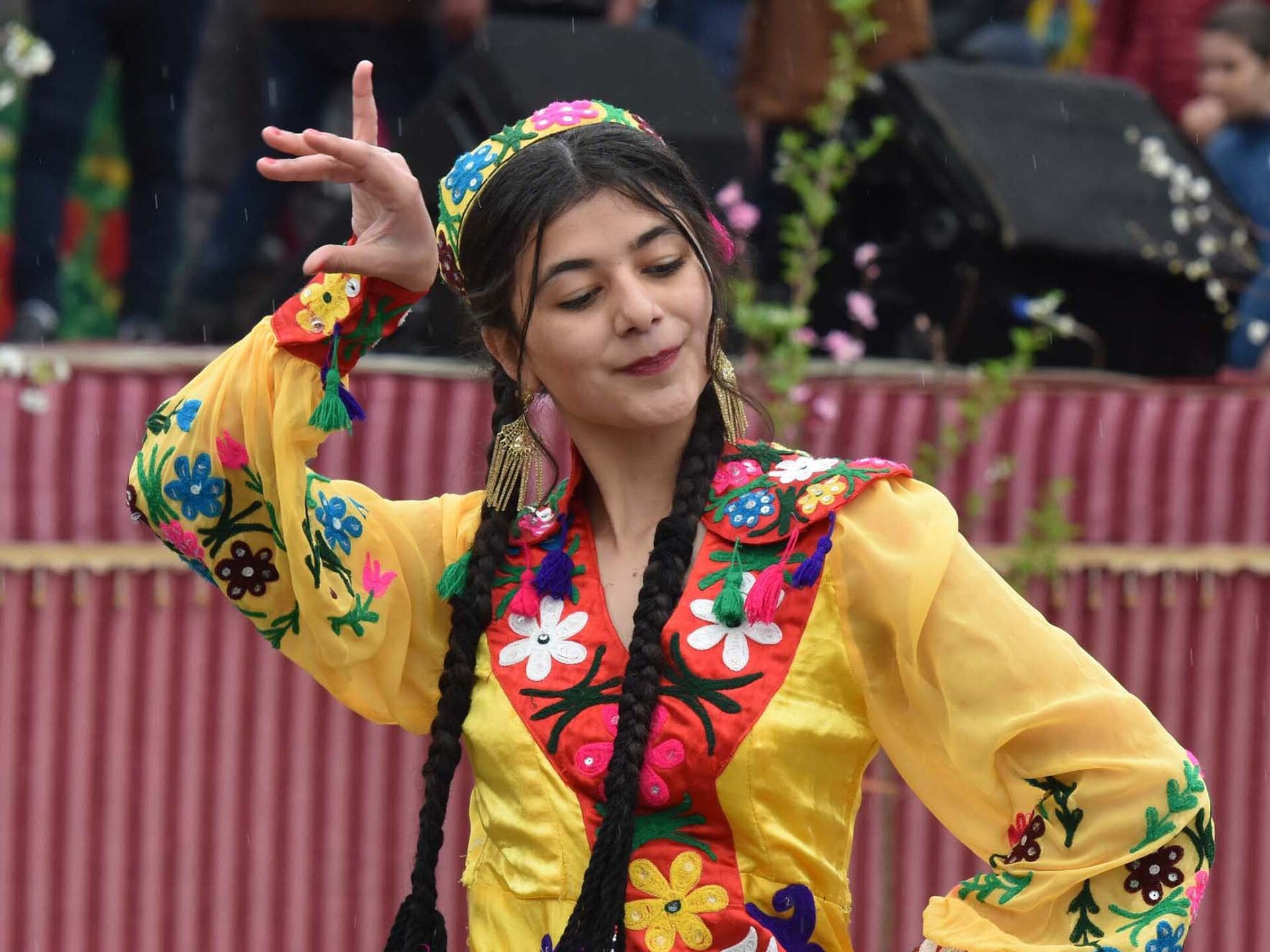 Русски таджикски видео. Узбекские женщины. Таджикские женщины. Национальный костюм узбеков. Узбекские девушки фото.