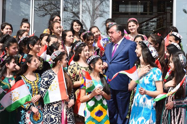 Эмомали Рахмон на встрече с таджикскими школьниками - Sputnik Таджикистан