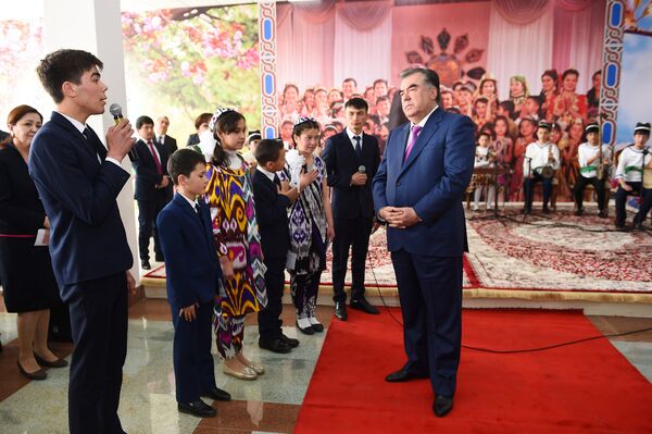 Эмомали Рахмон на встрече со школьниками - Sputnik Таджикистан