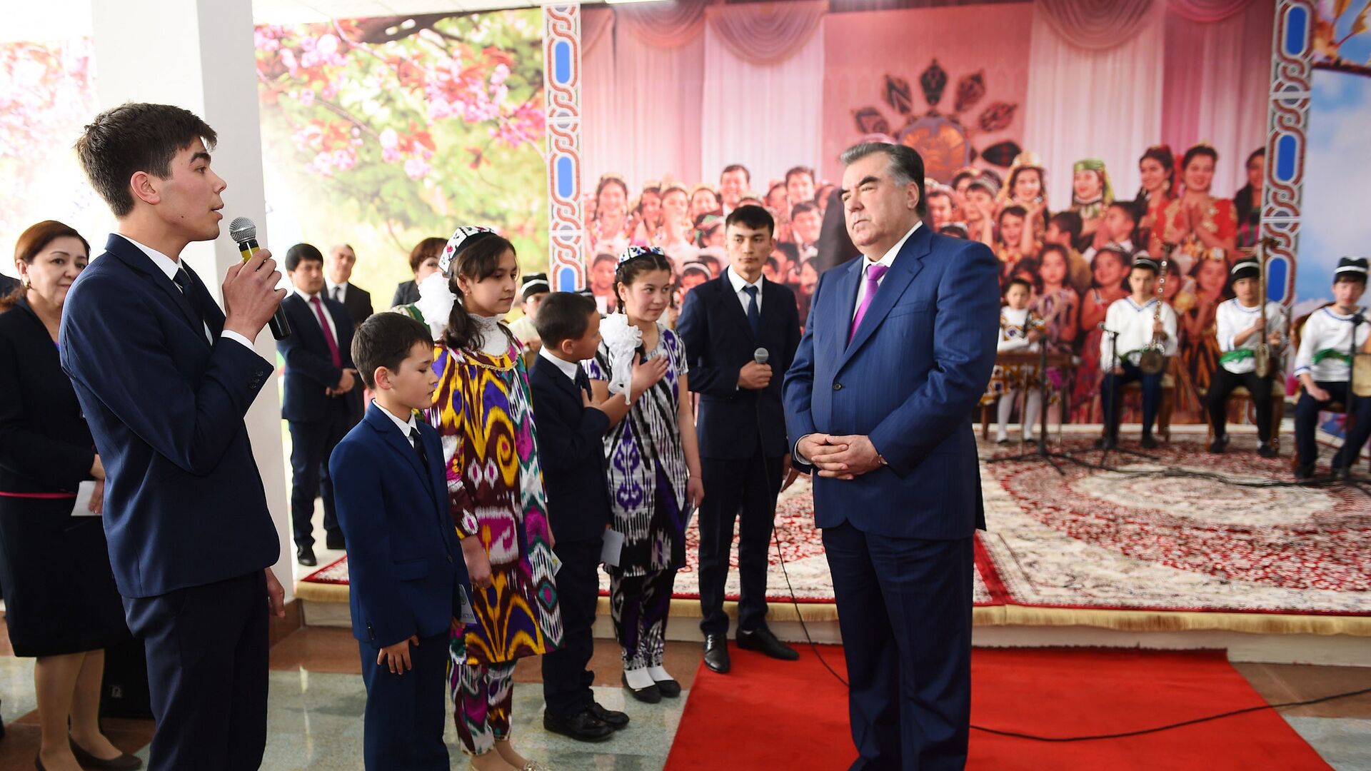 Эмомали Рахмон на встрече со школьниками - Sputnik Таджикистан, 1920, 21.05.2021