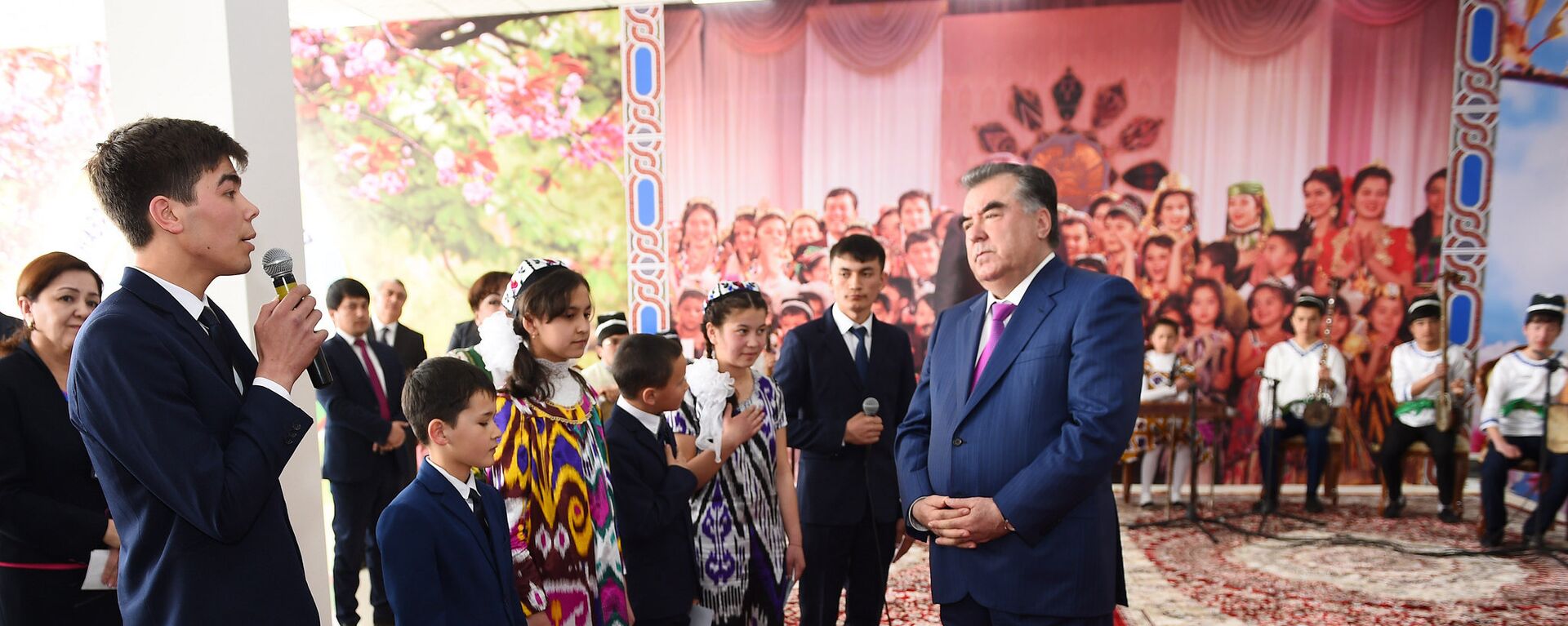 Эмомали Рахмон на встрече со школьниками - Sputnik Таджикистан, 1920, 21.05.2021