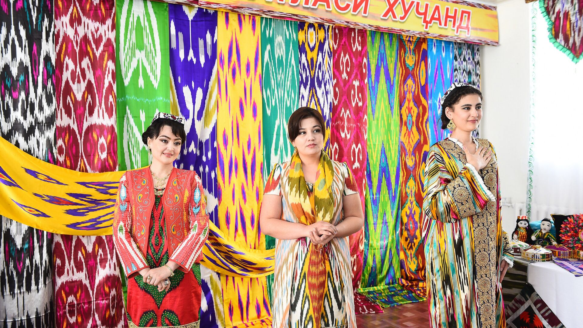 Таджикские женщины в одежде из атласа - Sputnik Таджикистан, 1920, 15.12.2021
