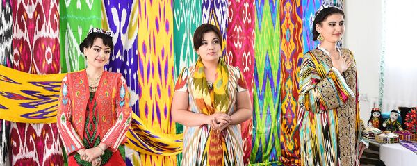 Духтарони тоҷик бо либоси атлас - Sputnik Тоҷикистон