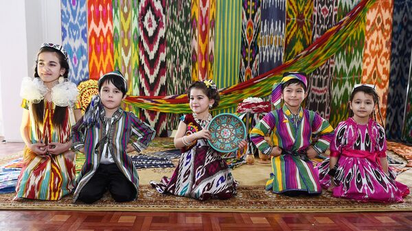 Таджикские дети в одежде из атласа - Sputnik Тоҷикистон