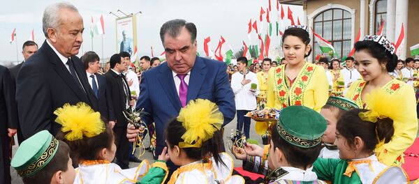 Президент Таджикистана Эмомали Рахмон с жителями Согдийской области - Sputnik Таджикистан