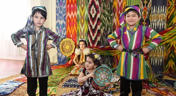 Кӯдакон бо либоси атлас Кӯдакон бо либоси атлас - Sputnik Тоҷикистон