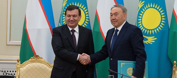 Президенты Узбекистана и Казахстана Шавкат Мирзиёев и Нурсултан Назарбаев Президенты Узбекистана и Казахстана Шавкат Мирзиёев и Нурсултан Назарбаев - Sputnik Таджикистан