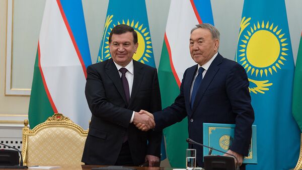 Президенты Узбекистана и Казахстана Шавкат Мирзиёев и Нурсултан Назарбаев - Sputnik Таджикистан