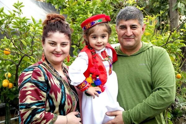 Ясмина бо модару падараш Ясмина бо модару падараш - Sputnik Тоҷикистон