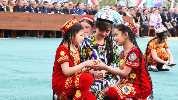Девочки на праздновании Навруза - Sputnik Таджикистан