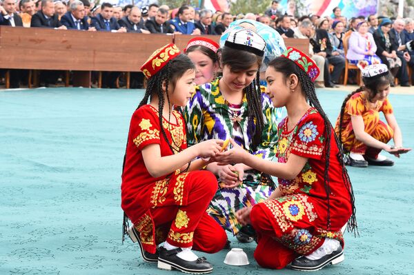 Девочки на праздновании Навруза - Sputnik Таджикистан