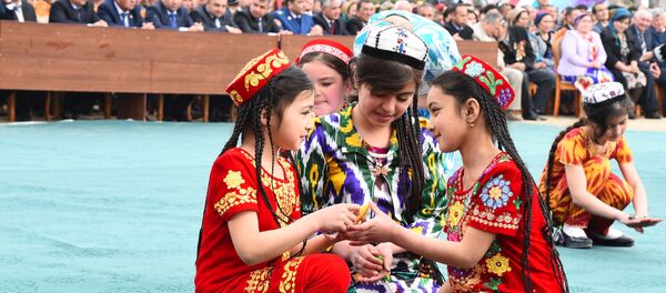 Девочки на праздновании Навруза - Sputnik Тоҷикистон