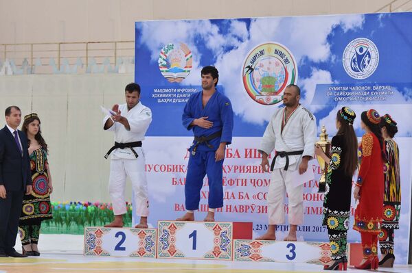 Награждение победителей Кубка Душанбе по гуштингири Награждение победителей Кубка Душанбе по гуштингири - Sputnik Таджикистан