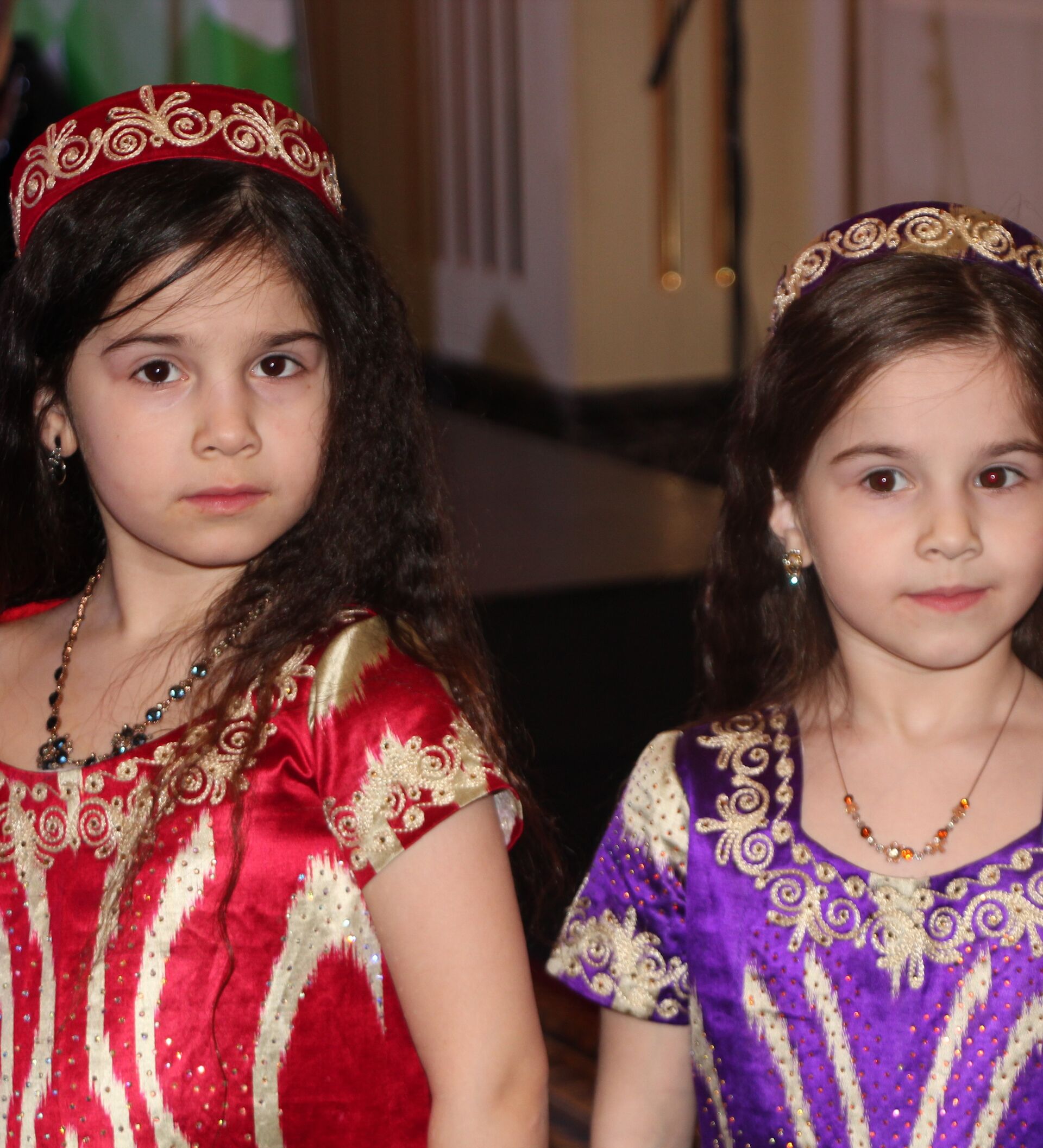 Ребенок таджика и русской. Таджикские дети. Маленькая узбекская девочка. Детское таджикское платье. Красивые таджикские дети.