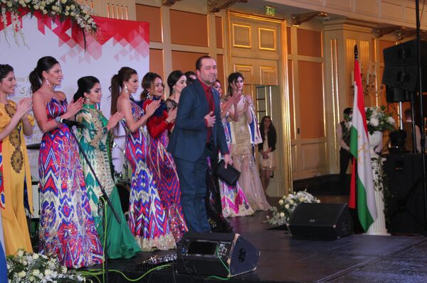 Посольство Таджикистана отметило в Москве Навруз, коллекция Умеда Кучкалиева - Sputnik Тоҷикистон