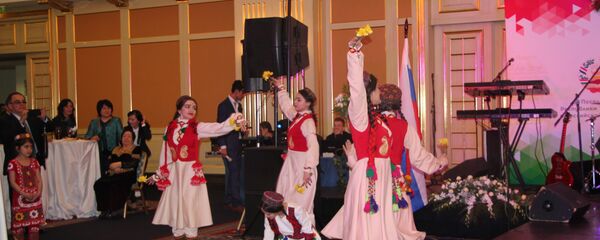 Посольство Таджикистана отметило в Москве Навруз, ансамбль Гулчин - Sputnik Таджикистан