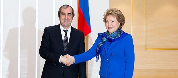 Глава МПА СНГ Валентина Матвиенко и спикер верхней палаты парламента Таджикистана Махмадсаид Убайдуллоев, архивное фото  - Sputnik Тоҷикистон