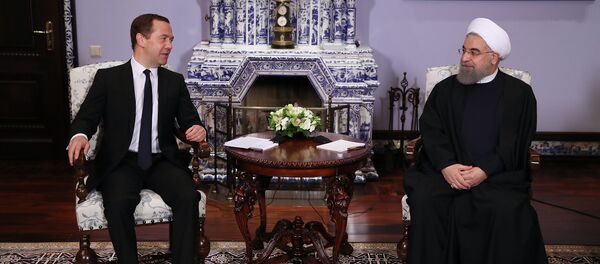 Ҳасан Руҳонӣ ва Дмитрий Медведев. Акс аз дафтари раёсатҷумуҳрии Эрон Ҳасан Руҳонӣ ва Дмитрий Медведев. Акс аз дафтари раёсатҷумуҳрии Эрон - Sputnik Тоҷикистон