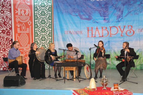 Интернациональный ансамбль Мехрабанан. Его основатель Хамид Реза Даду уже давно проживает в России, где продолжает сочинять музыку на основе традиционных иранских мотивов - Sputnik Таджикистан